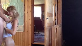 Тонкую подругу блондинку чувак раком чпокнул перед камерой и подрочил ей на маленькую грудь